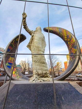 A cloth-wrapped monument to Nelson Mandela behind bars in Moscow. Moscow. Russia. March 22, 2024.のeditorial素材