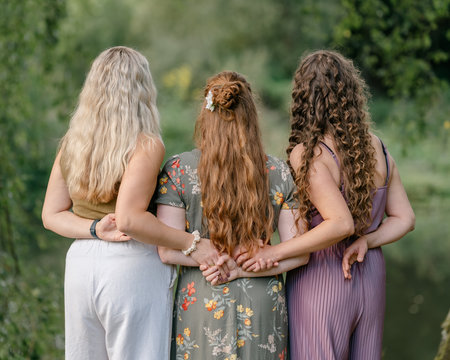 Women Embracing in Nature with Bonding Gestureの写真素材