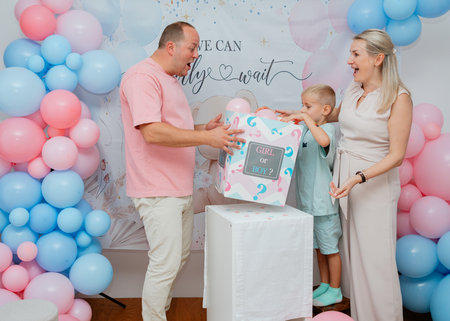 Family opening baby shower boxの写真素材