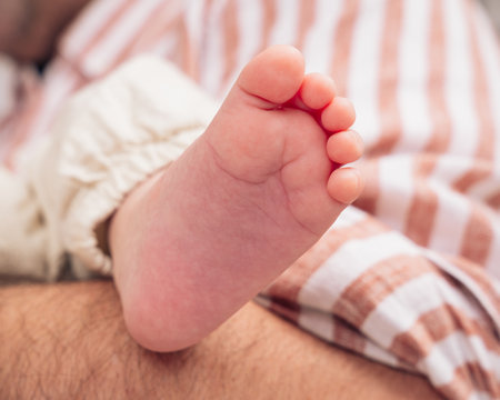 Baby Foot in Fathers Handの写真素材