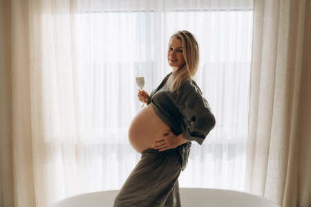 Maternity Silhouette by Windowの写真素材