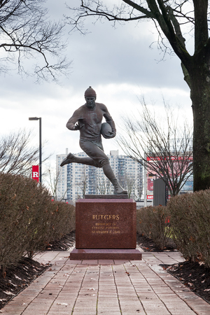 PISCATAWAY, NEW JERSEY - January 4, 2017: A view of the football player sculpture on the Scarlet Walk at Rutgers University Busch Campusのeditorial素材