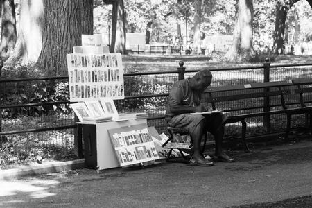 NEW YORK - AUGUST 12, 2015:  an artist creates and sells bookmarks in Central Parkのeditorial素材