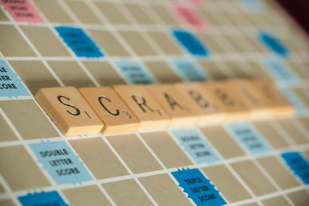 WOODBRIDGE, NEW JERSEY - October 9, 2018: A vintage Scrabble board game is shown with letter tiles spelling out Scrabbleのeditorial素材