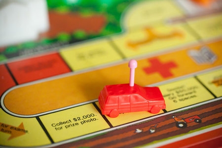 WOODBRIDGE, NEW JERSEY - October 9, 2018: A circa 1980s board game of Life is shown with colorful pawns and backgroundのeditorial素材