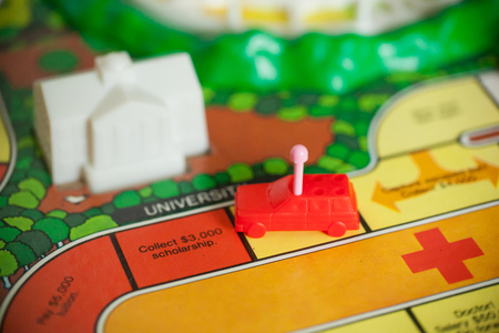 WOODBRIDGE, NEW JERSEY - October 9, 2018: A circa 1980s board game of Life is shown with colorful pawns and backgroundのeditorial素材