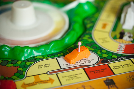 WOODBRIDGE, NEW JERSEY - October 9, 2018: A circa 1980s board game of Life is shown with colorful pawns and backgroundのeditorial素材