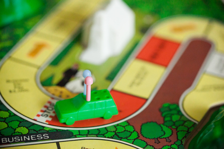 WOODBRIDGE, NEW JERSEY - October 9, 2018: A circa 1980s board game of Life is shown with colorful pawns and backgroundのeditorial素材