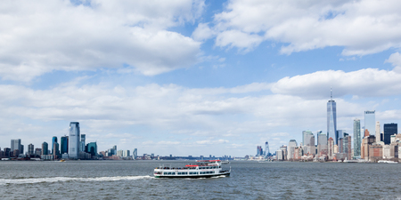 NEW YORK, NEW YORK - April 5, 2018: A Circle Line Cruise boat travels along the Hudson Riverのeditorial素材