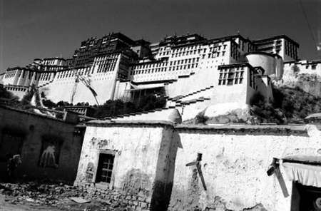 China-Tibet-Lhasa-December 2002 potala palace, ancient palace of the Dalai Lama in Tibetのeditorial素材