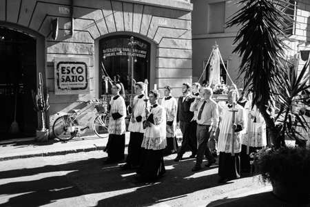 ROME-ITALY-24 10 2015, religious procession through the streets of Rome and the Vatican priests, nuns and monks praying to walk the stalls of Roma, Pilgrimage Summorum Pontificum of 2015のeditorial素材