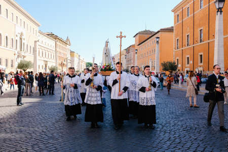 ROME-ITALY-24 10 2015, religious procession through the streets of Rome and the Vatican priests, nuns and monks praying to walk the stalls of Roma, Pilgrimage Summorum Pontificum of 2015のeditorial素材