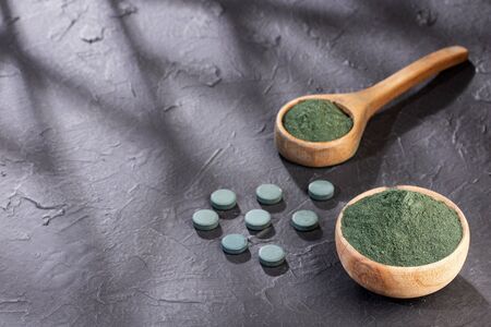 spirulina powder and spirulina pills - healthy superfood diet and detox nutrition conceptの写真素材