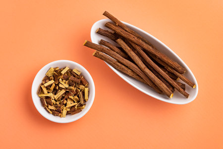 Crushed liquorice in ceramic bowl - Glycyrrhiza glabraの写真素材