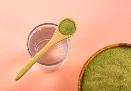 Organic green powder to mix with waterの写真素材