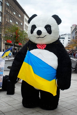 Hannover, Germany - October 14, 2022. Giant bear costume with the flag of Ukraine, Help for Ukraine in the war with Russiaのeditorial素材