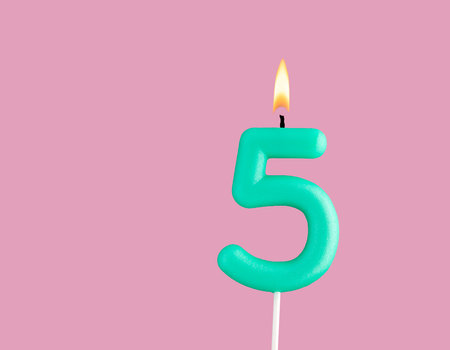 Birthday card with green number 5 candle - Pastel pink backgroundの写真素材