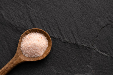 Fine salt and pink Himalayan crystals on the spoon.の写真素材