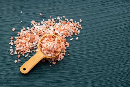 Pure coarse salt in a measuring spoon - Himalayan pink crystals.の写真素材
