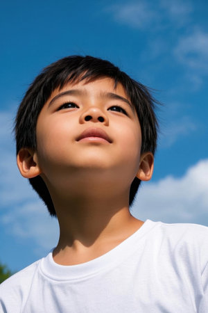 The boy looked up at the pure and beautiful skyの素材