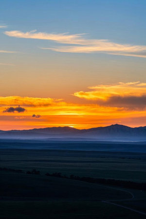 Magnificent sunrise over the grasslandsの素材
