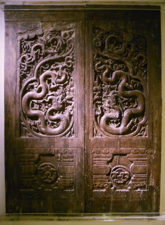 Asian carved wooden door, ancient wooden door in traditional Asian styleの写真素材