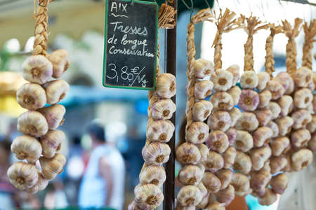 Violet garlic for sale at  farmers market in Aix en Provence, Franceの写真素材
