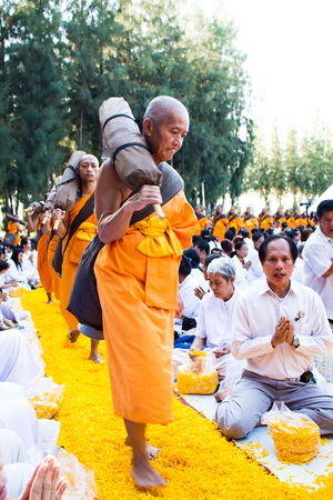 Suphan Buri THAILAND -January, 2016 : 1,131 Monks from Wat Phra Dhammakaya make a pilgrimage at  Lotus land : Phramongkolthepmuni Nataive Place :Amphur Song Pee Nong:Suphan Buri Provinceのeditorial素材