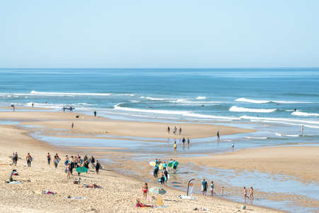 The beach of Carcans, in Medoc, is less crowded than the ones of Lacanau or Montalivet, but it attracts both families and surfers.のeditorial素材