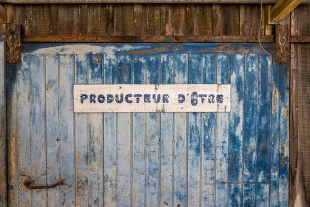 Cap Ferret (Arcachon Bay, France). Typical old hut with its sign "PRODUCTEUR D'ÔTRE"の写真素材