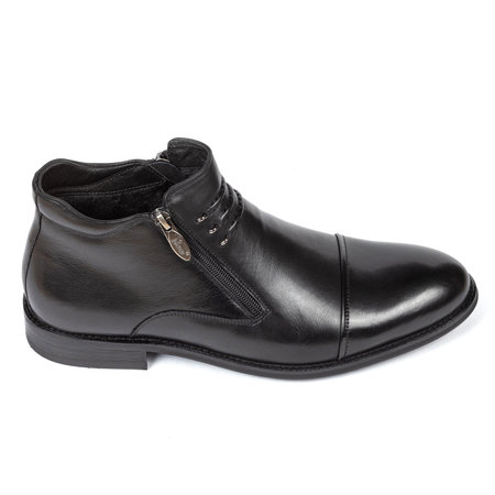 Black leather classic men's autumn insulated ankle boots with fur inside on a thin heel on a white background.の写真素材