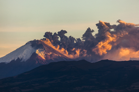 Cotopaxi volcano eruption seen from Quito, Ecuadorのeditorial素材