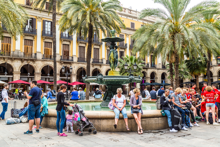 BARCELONA, SPAIN, June 8, 2017: Tourists from several countries take a break at the fountain of Plaza Real de Barcelona.のeditorial素材