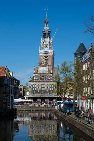 ALKMAAR, NETHERLANDS - APRIL 11: The centuries old cheese market in Alkmaar is by far the towns biggest tourist attraction. Every Friday morning from April through September at 10:00 the Waagplein (weighing square) comes to life, full of vendors sellingのeditorial素材
