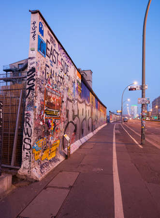 Pieces of the Berlin Wall at the East Side Galleryのeditorial素材