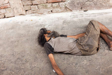 KOLKATA, INDIA - 22 Oct 2016: A homeless man sleeps on the sidewalk on October 22, 2016 in Kolkata (Calcutta), Indiaのeditorial素材