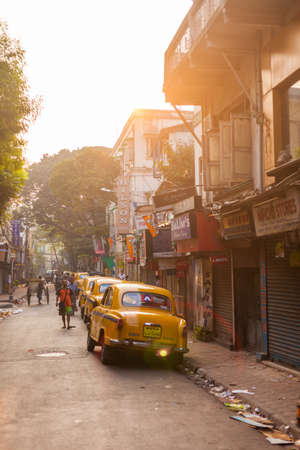 KOLKATA, INDIA - 22 Oct 2016: Taxis line the side of tourist hotspot Sudder Street on the morning of October 22, 2016 in Kolkata (Calcutta), Indiaのeditorial素材