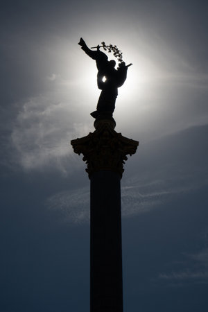 Independence Monument silhouetted against the sun, Kyivの写真素材