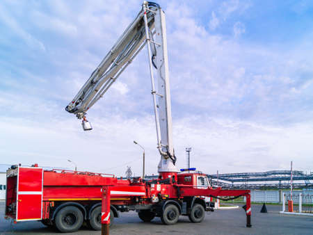 Fire truck for extinguishing tanks with air-mechanical foam. A fire truck for extinguishing tanks...