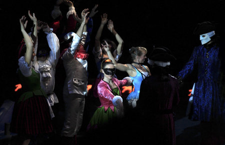 NEW YORK, NEW YORK - NOVEMBER 15: Circus dancers perform during Big Apple Circus show.  Taken November 15, 2007 in New York City.のeditorial素材