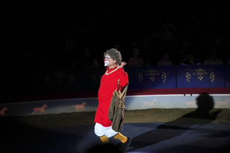 NEW YORK, NEW YORK - NOVEMBER 15: Grandma clown performs comedy routine during Big Apple Circus show.  Taken November 15, 2007 in New York City.のeditorial素材