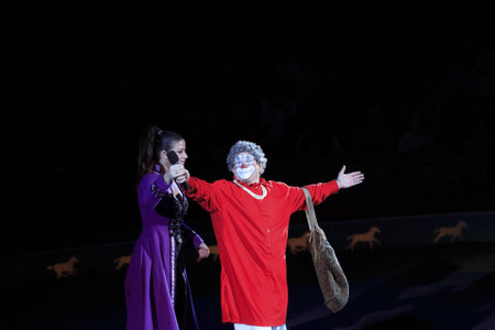 NEW YORK, NEW YORK - NOVEMBER 15: Grandma clown performs comedy routine during Big Apple Circus show.  Taken November 15, 2007 in New York City.のeditorial素材