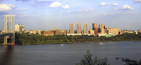 Pan photo of upper Manhattan and the George Washington Bridge viewed from Fort Lee, NJ.  River shown is the Hudson River.  のeditorial素材