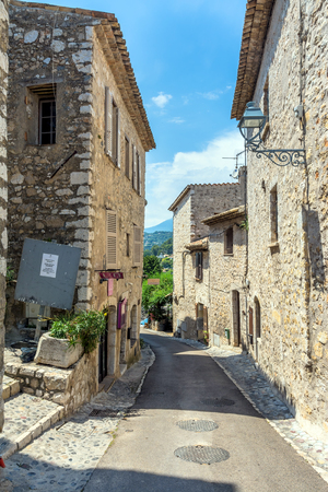 St Paul de Vence, France - June 30, 2016: typical narrow street with tourists in St Paul de Vence, France. It is a popular destination for a large number of artists, poets and writers.のeditorial素材