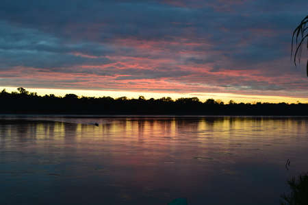 Couché de soleil sur le Rio Madre de Dios, Amazonie, Pérou の写真素材