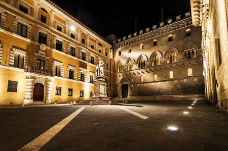 night view of Piazza Salimbeni in Siena, Italyのeditorial素材