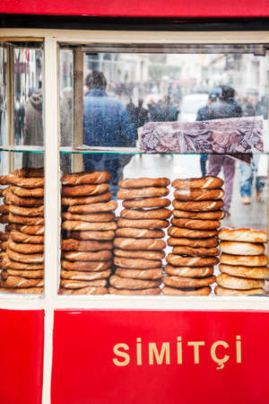 ISTANBUL - FEBRUARY 11: Pretzel vendor in a main street on February 11, 2013 in Istanbulのeditorial素材