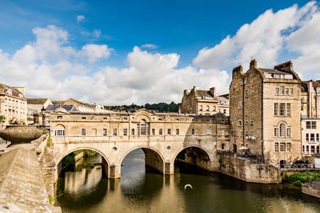 BATH - JULY 18: View of the Pulteney Bridge River Avon on July 18, 2015 in Bath, Englandのeditorial素材
