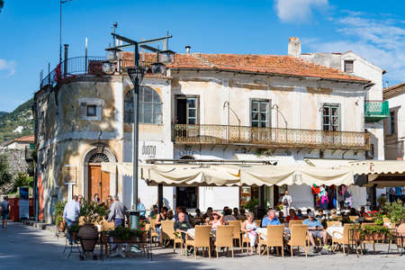 RAVELLO - OCTOBER 5: people and tourists enjoy coffee time in the main square on October 5, 2014 in Ravello, Italyのeditorial素材