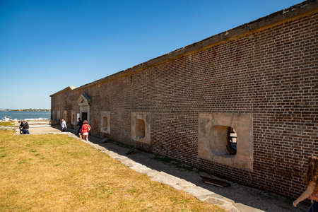 CHARLESTON SC - MARCH 29, 2019: View of Fort Sumter full of tourist, National Monument in Charleston SC. USAのeditorial素材